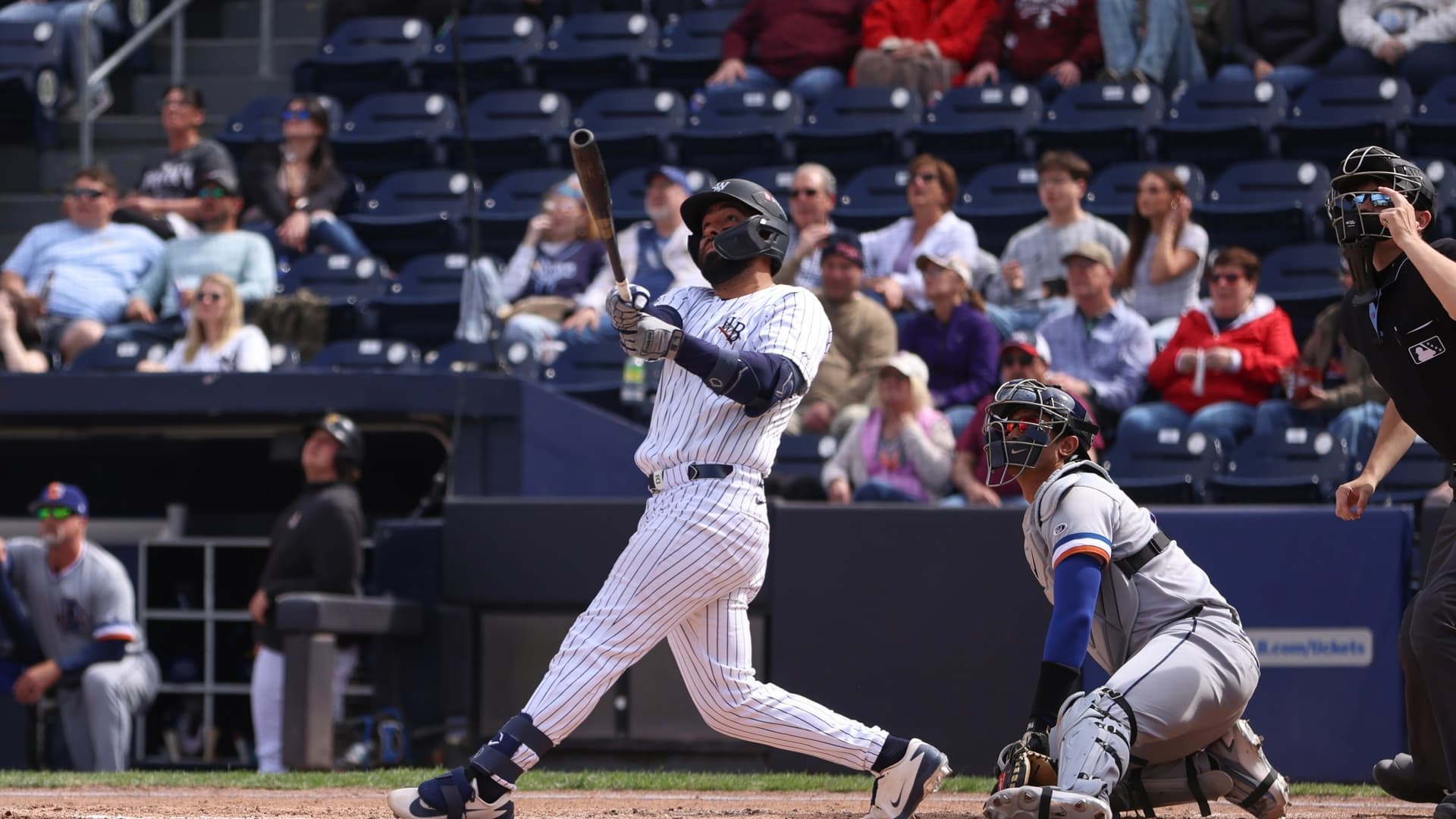 Hunt, Heasley lift Bulls to 4-3 win, split road series