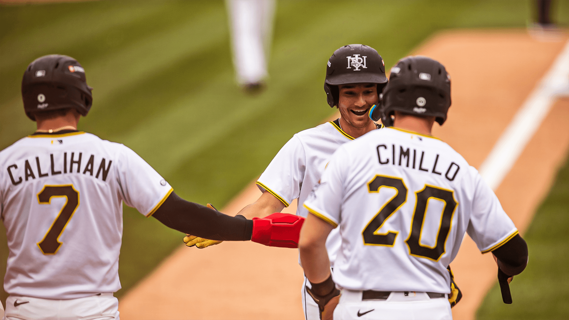 Williams homers, extends hit streak as Indians beat Bats 9-5