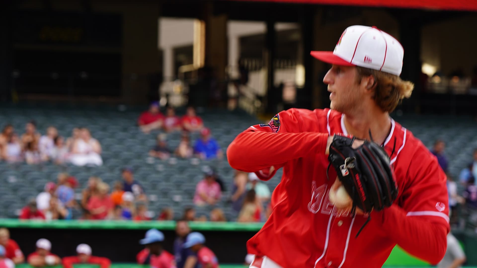Memphis buries Louisville 18-4 behind 14 walks and seven-run inning