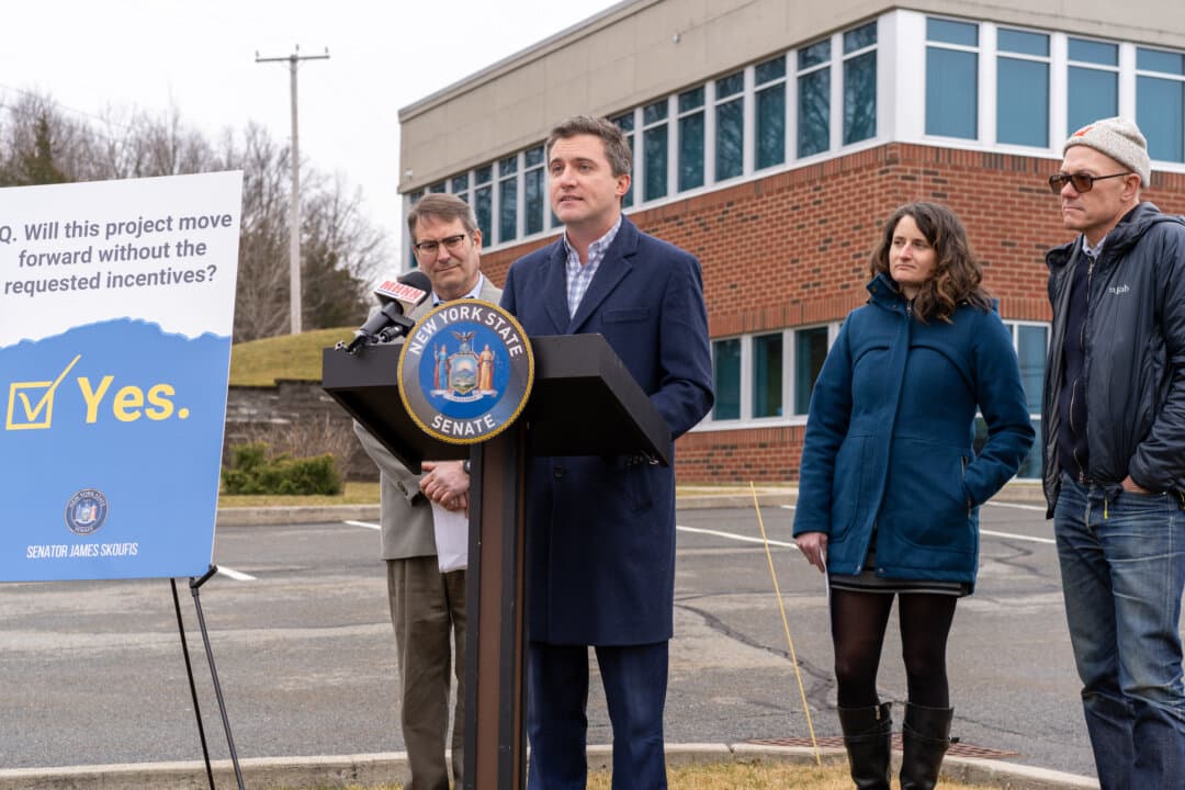 Senator Delivers 1,000 Signatures Opposing Amazon Tax Break