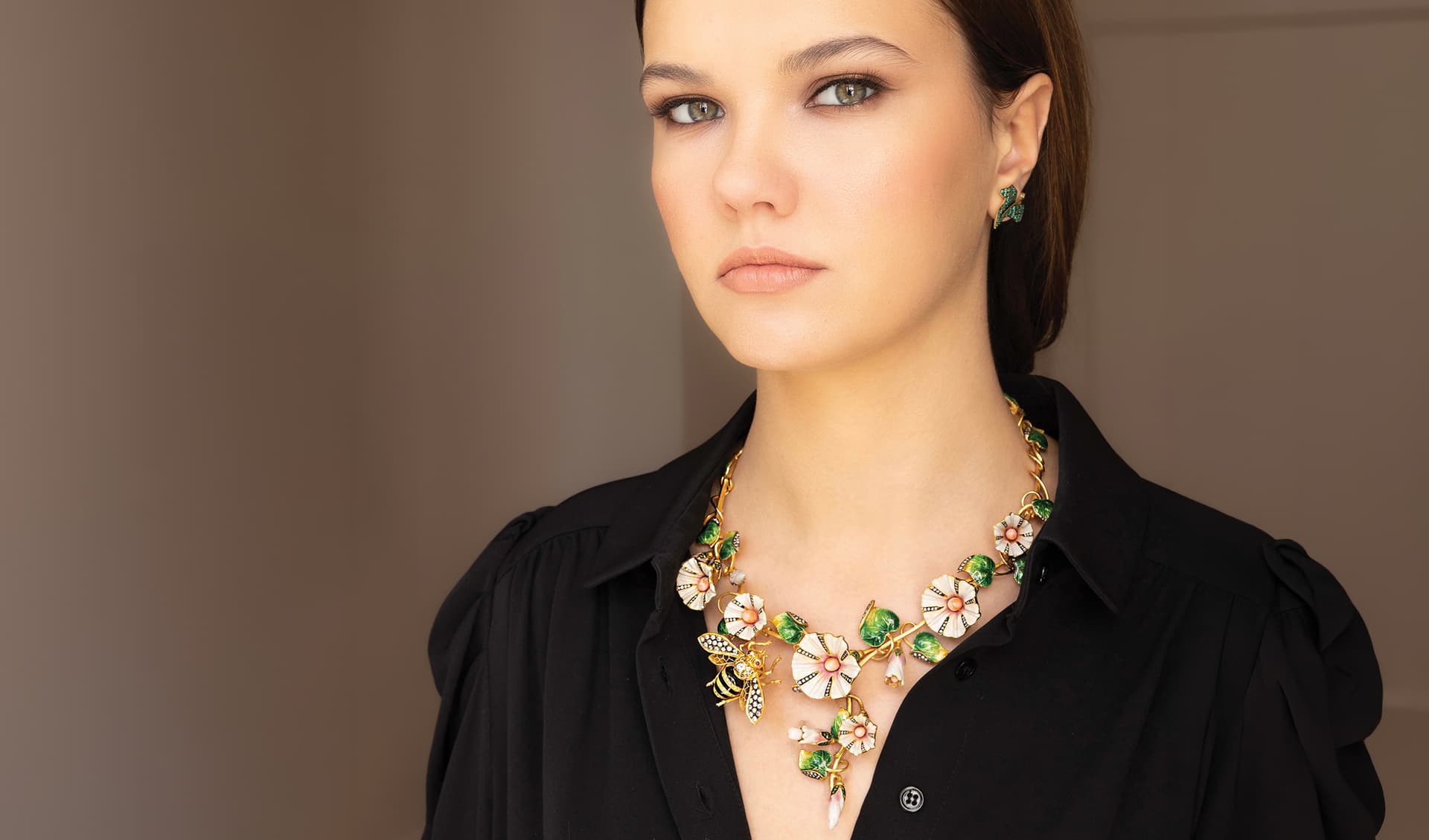 2026 necklace layers mix vintage color, bold materials, and length shifts