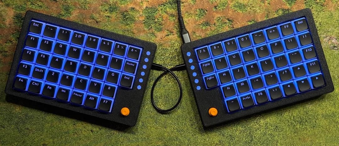 Tiwaz split keyboard adds dual joysticks for gaming and macros