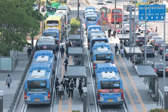 Seoul city bus drivers launch indefinite strike amid brutal cold wave