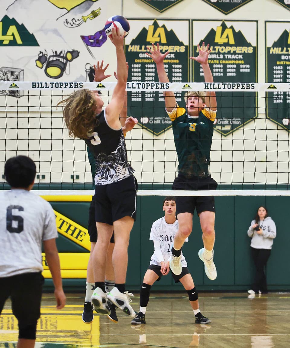 Los Alamos boys volleyball splits senior night matches against Volcano Vista
