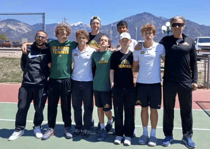 Los Alamos tennis teams dominate district play, varsity boys sweep through group stage