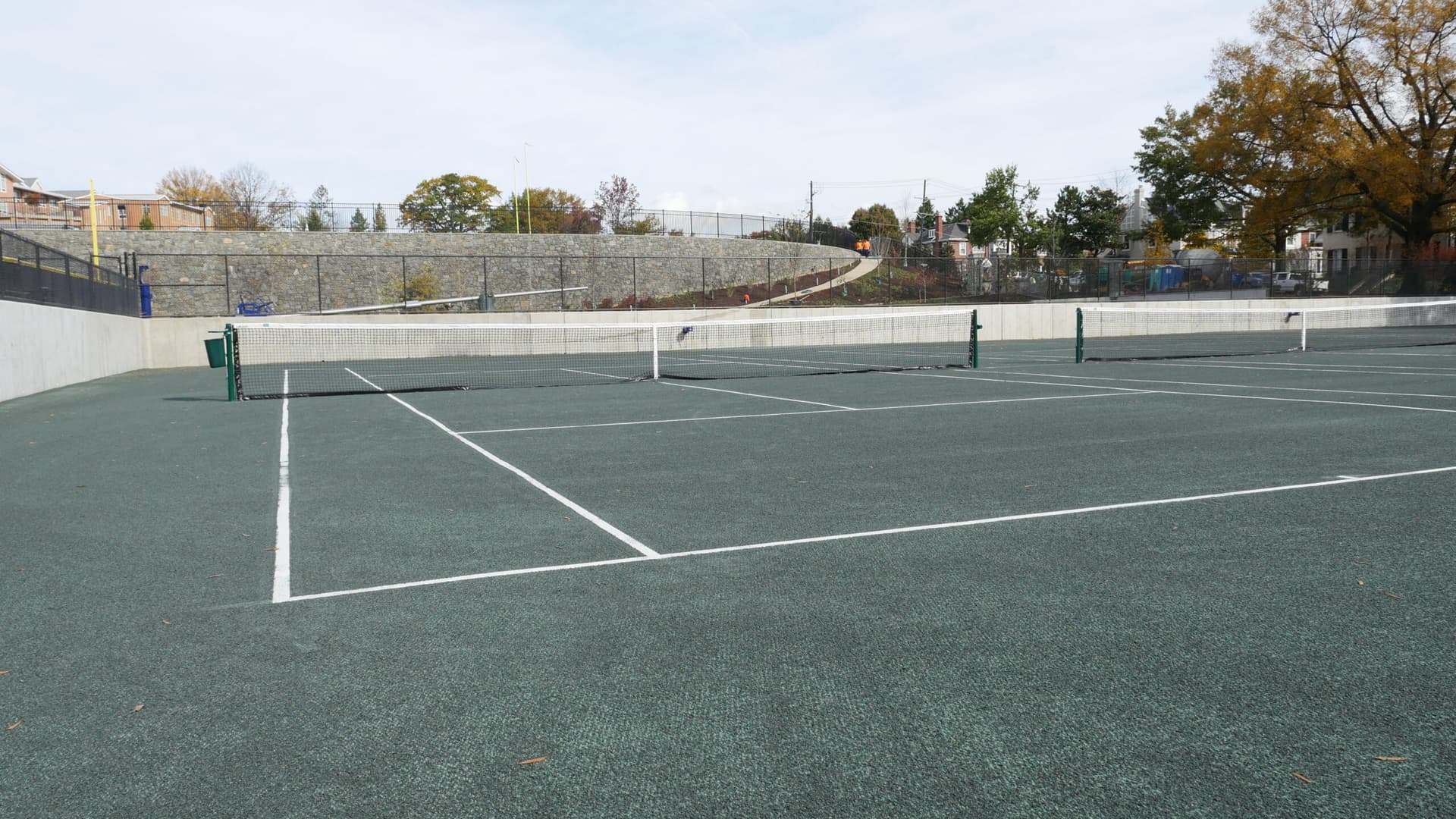 Hamptons Tennis Guide: Mastering Har-Tru and Mixed Surfaces in Any Wind