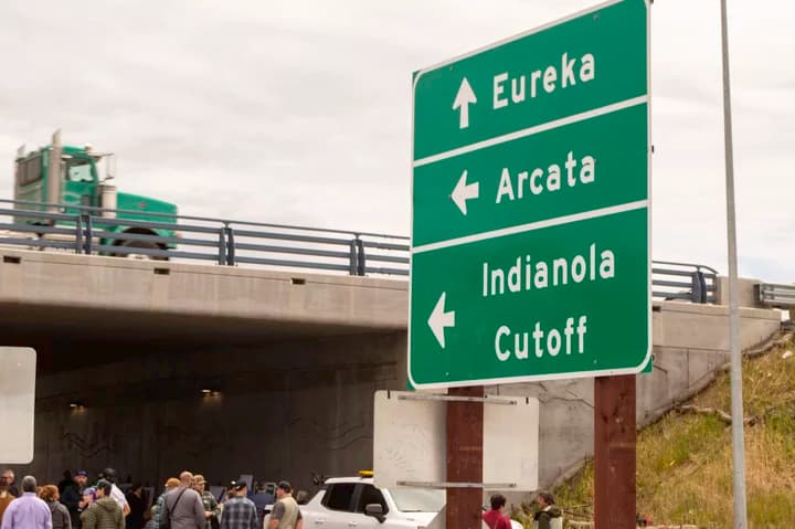 Indianola undercrossing opens, honors Brad Mettam on Highway 101 corridor