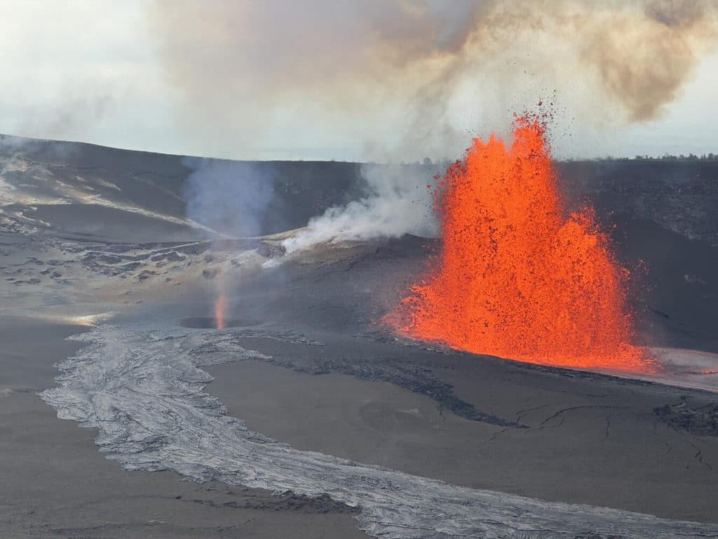 Kīlauea summit eruption ends after nine hours, alert level lowered