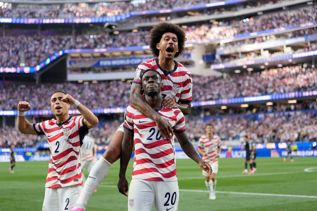 Zamorano destaca el debut eléctrico de Estados Unidos en el Mundial