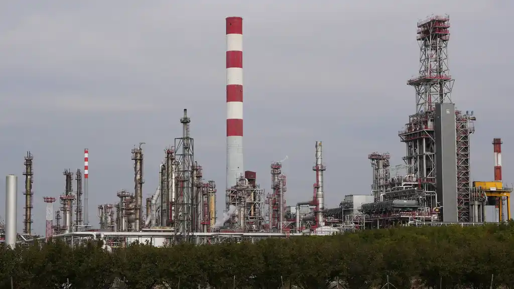 Serbia Says Sanctioned NIS Refinery Will Reopen Mid-January