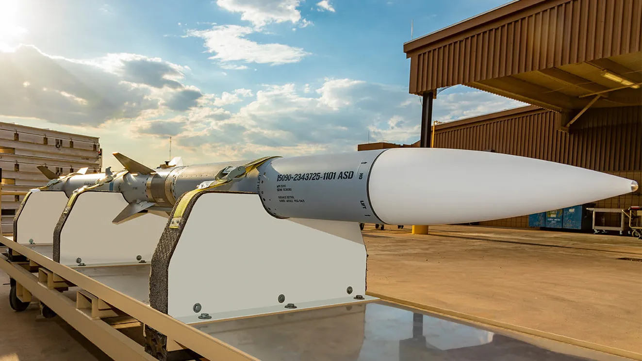 Netherlands Weighs Domestic Production of Raytheon’s AMRAAM Missile