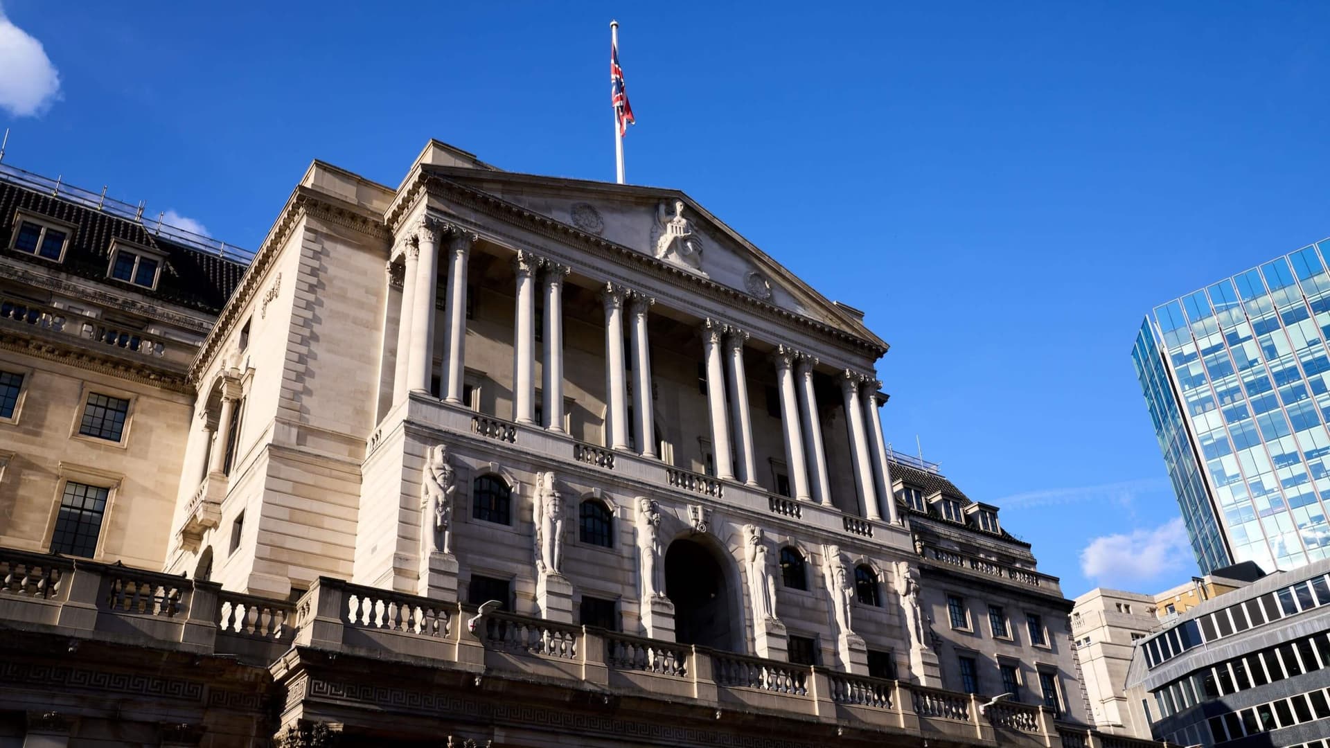 BoE Likely to Hold Rates as Autumn Budget Looms, Cuts Seen Next Year