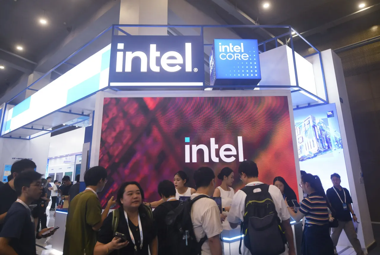 Intel Shares Surge After CES Chip Debut and Renewed Institutional Backing
