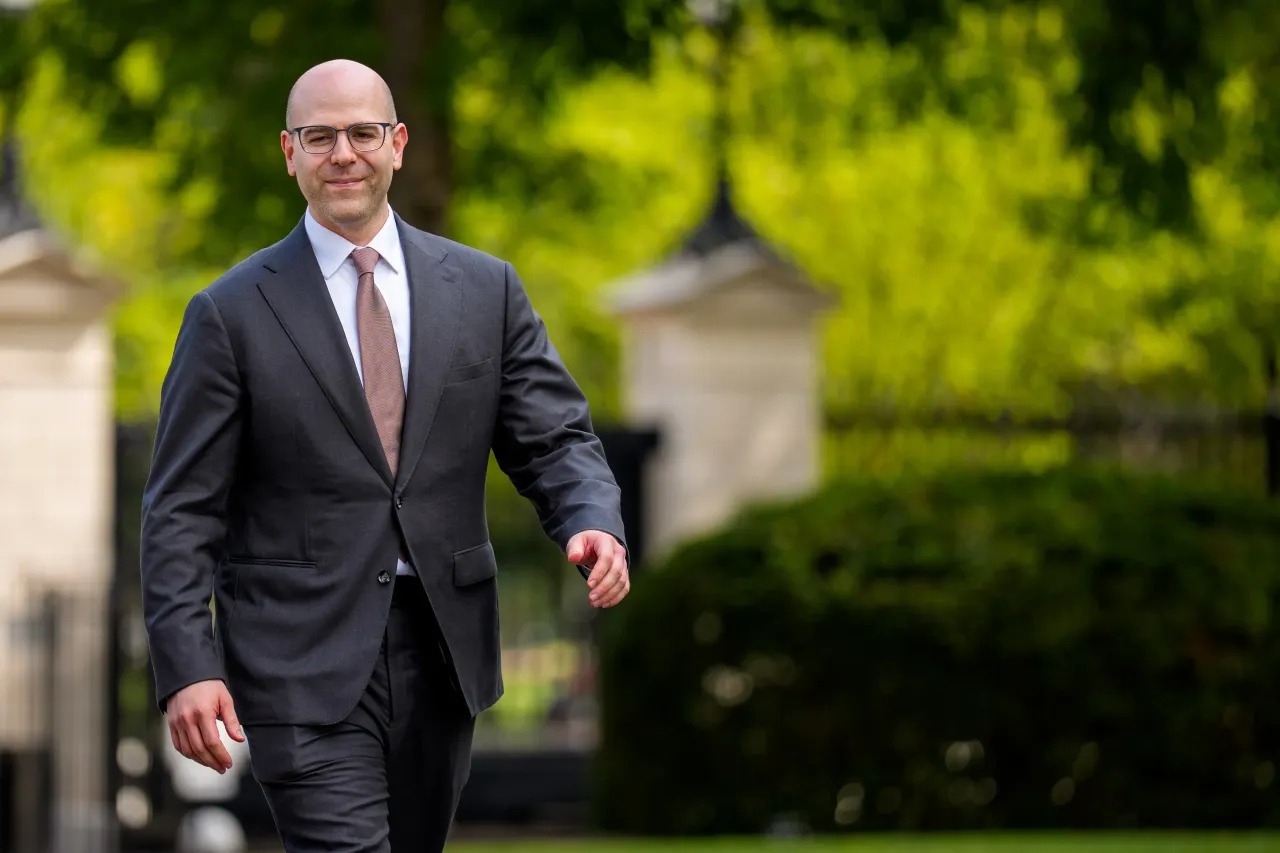 Fed Governor Signals He Would Back Small December Rate Cut