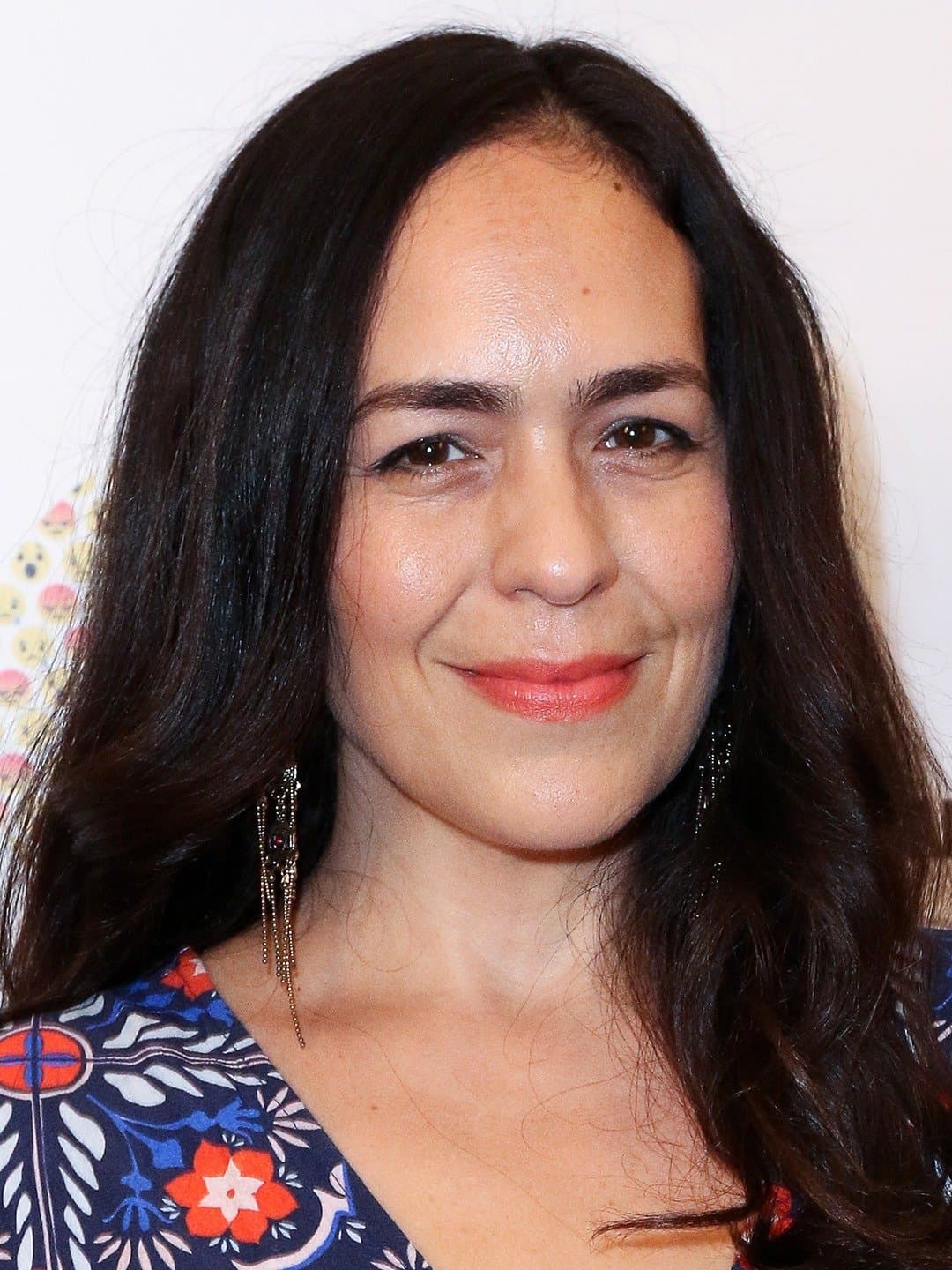 Roxana Ortega’s “Am I Roxie?” Reclaims Identity in Intimate One-Woman Show