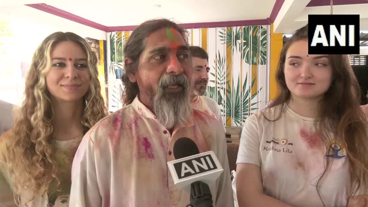 Italy's Mahi Guruji Celebrates Holi in Nagpur with Italian Disciples Learning Mantras