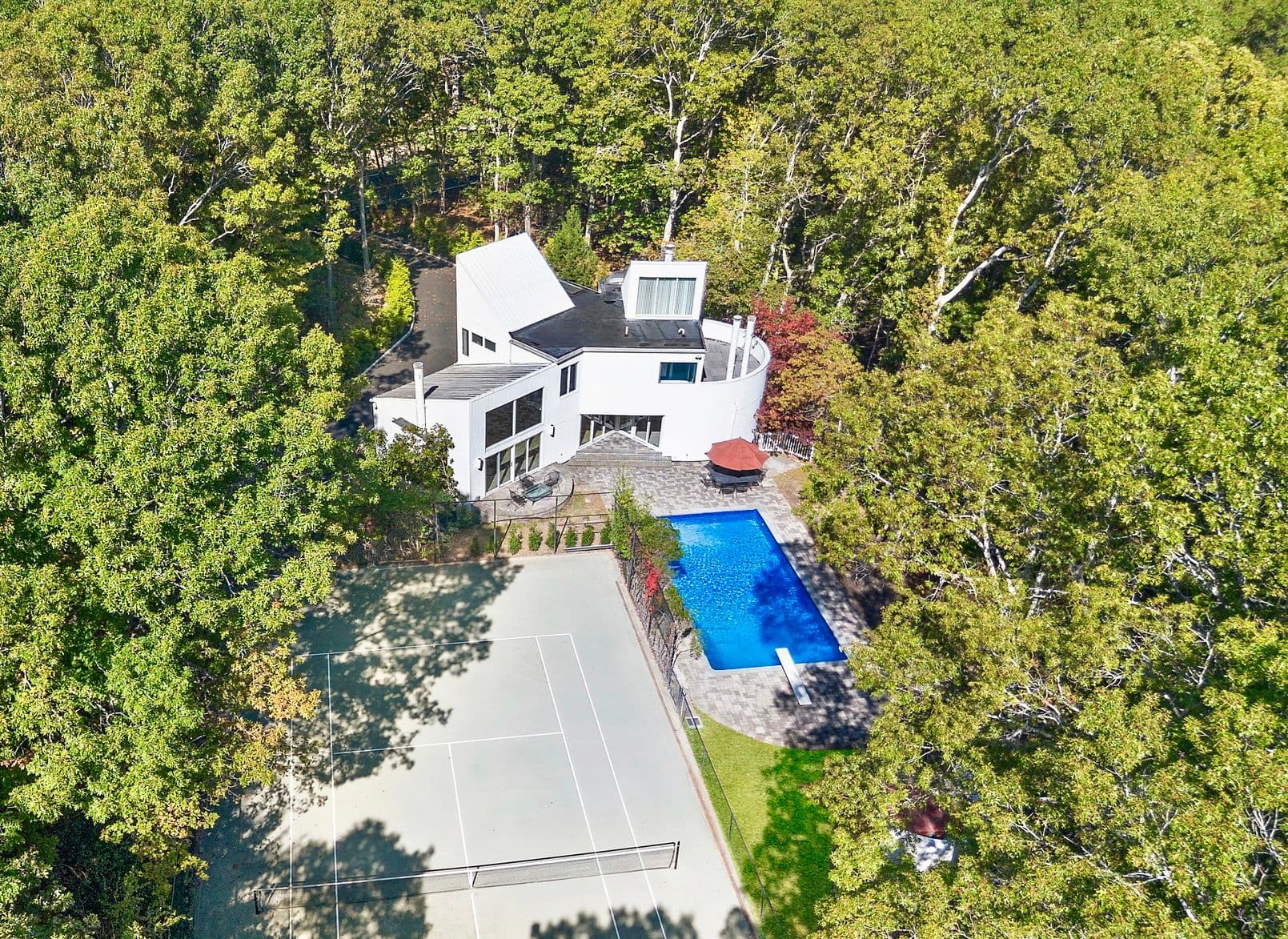 Renovated Hamptons Entertainer’s Paradise Features Har-Tru Tennis Court, Heated Pool