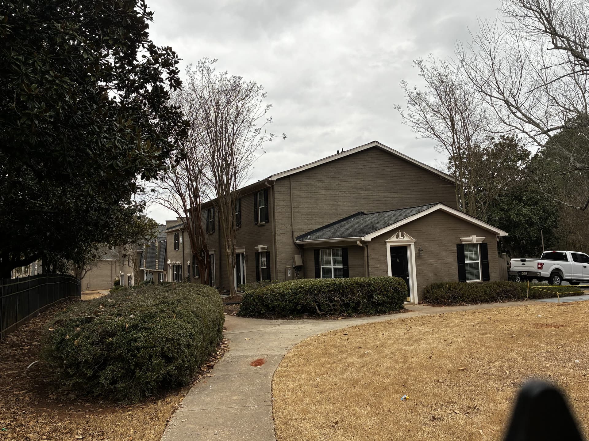 Sandy Springs apartment shooting leaves one dead, brother sought by police