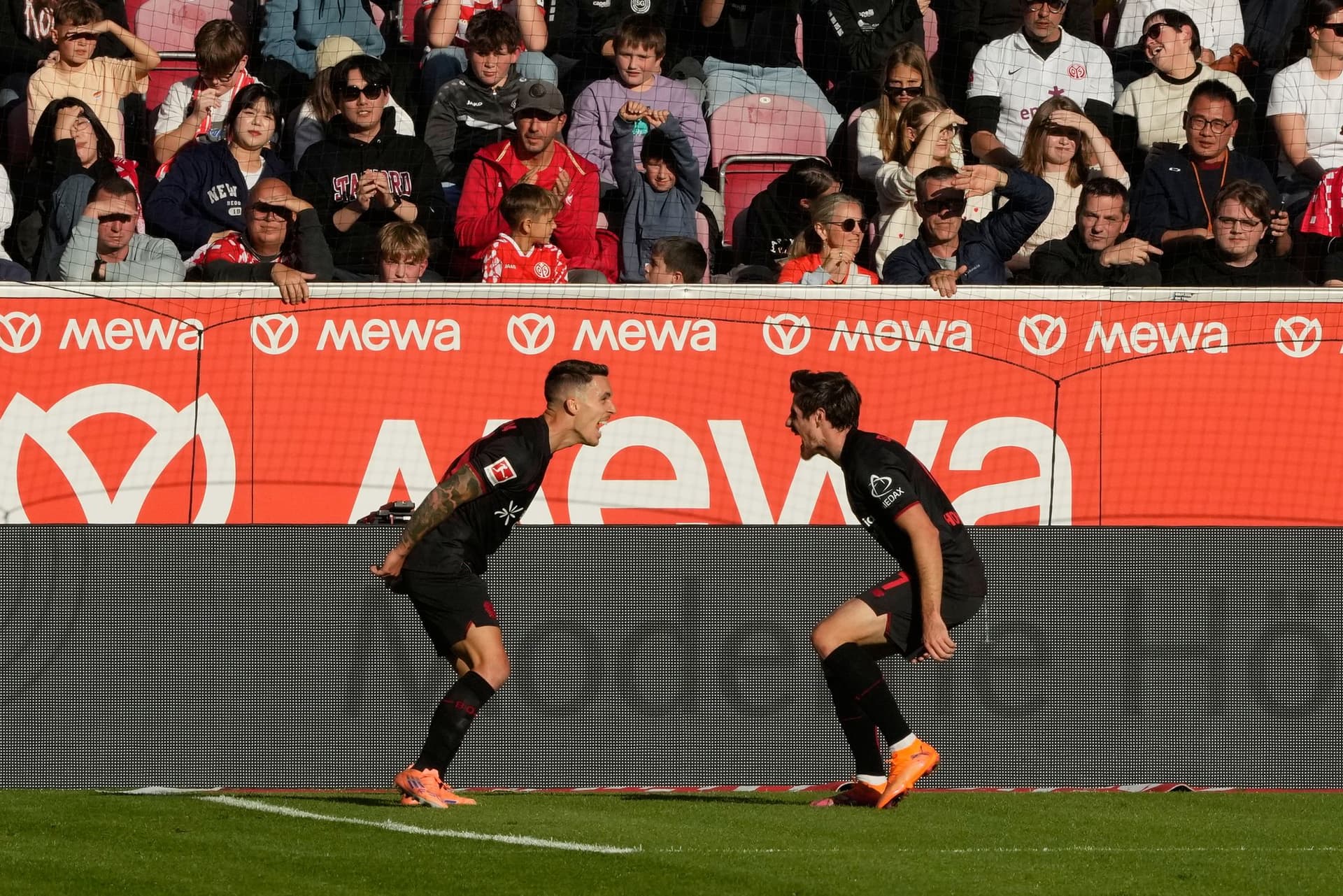 Grimaldo’s Brace Keeps Leverkusen Afloat in 4-3 Thriller