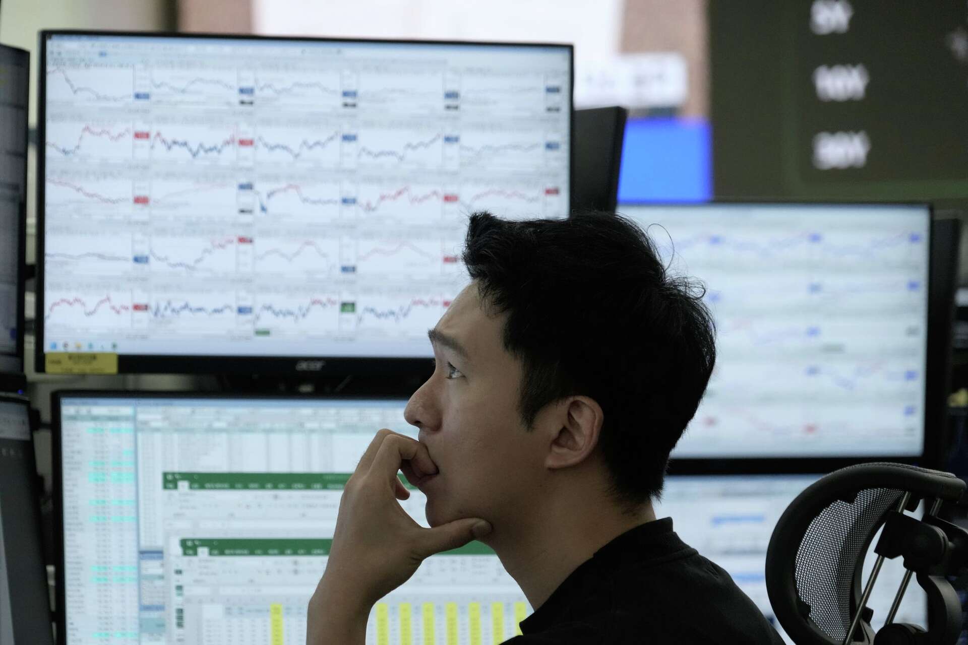 Asian Shares Drop as Tech Led Wall Street Rout Spreads