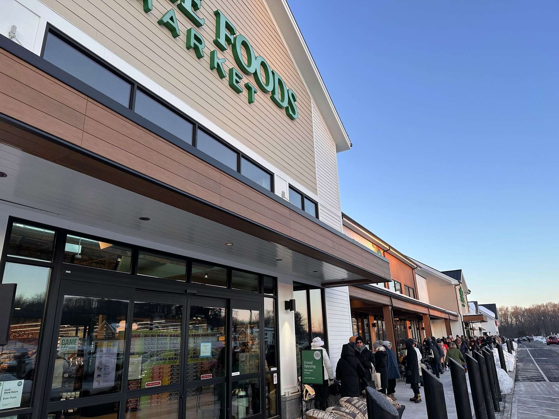 Hundreds Wait in Line Hours for Hamden Trader Joe’s, Pressuring Local Staff