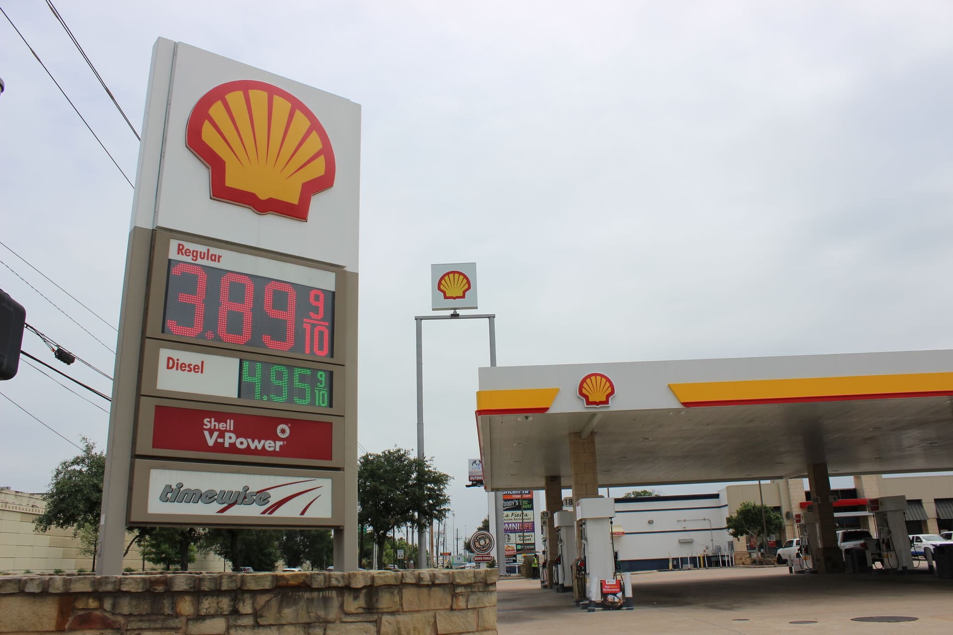 Harris County gas prices jump 21 cents, average hits $4.01