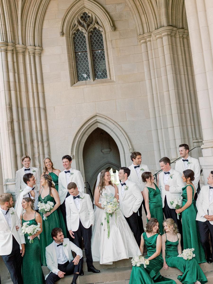 Pantone’s Cloud inspires a crisp, modern Washington, DC wedding