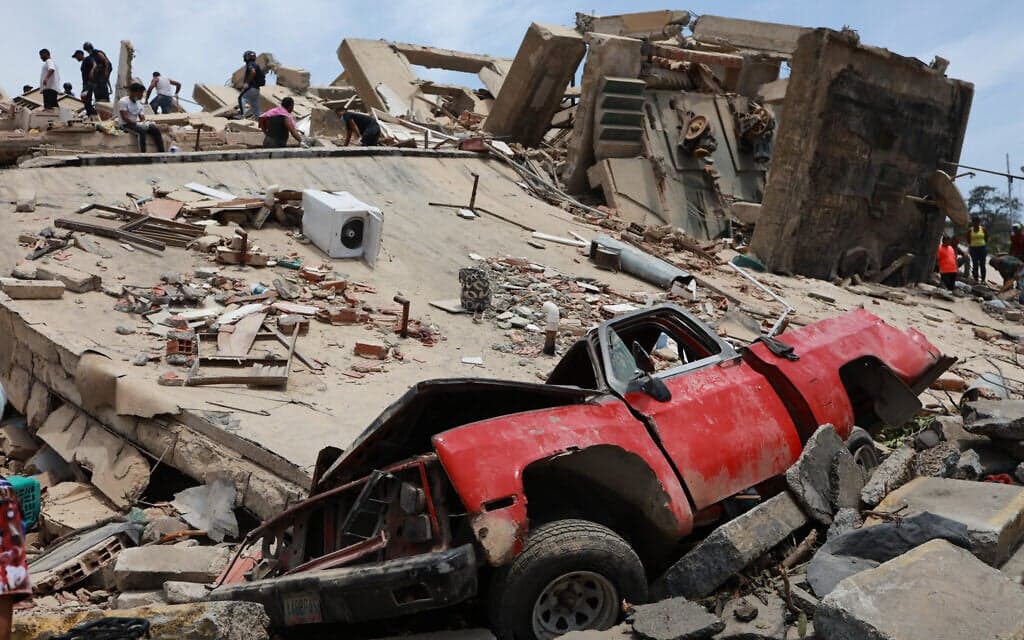 Venezuela sends heavy machines to quake-hit La Guaira amid criticism