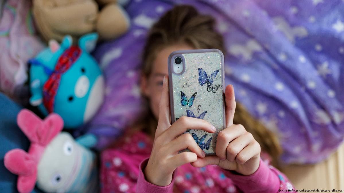Austrian schoolchildren undergo three-week smartphone detox in Europe-wide experiment