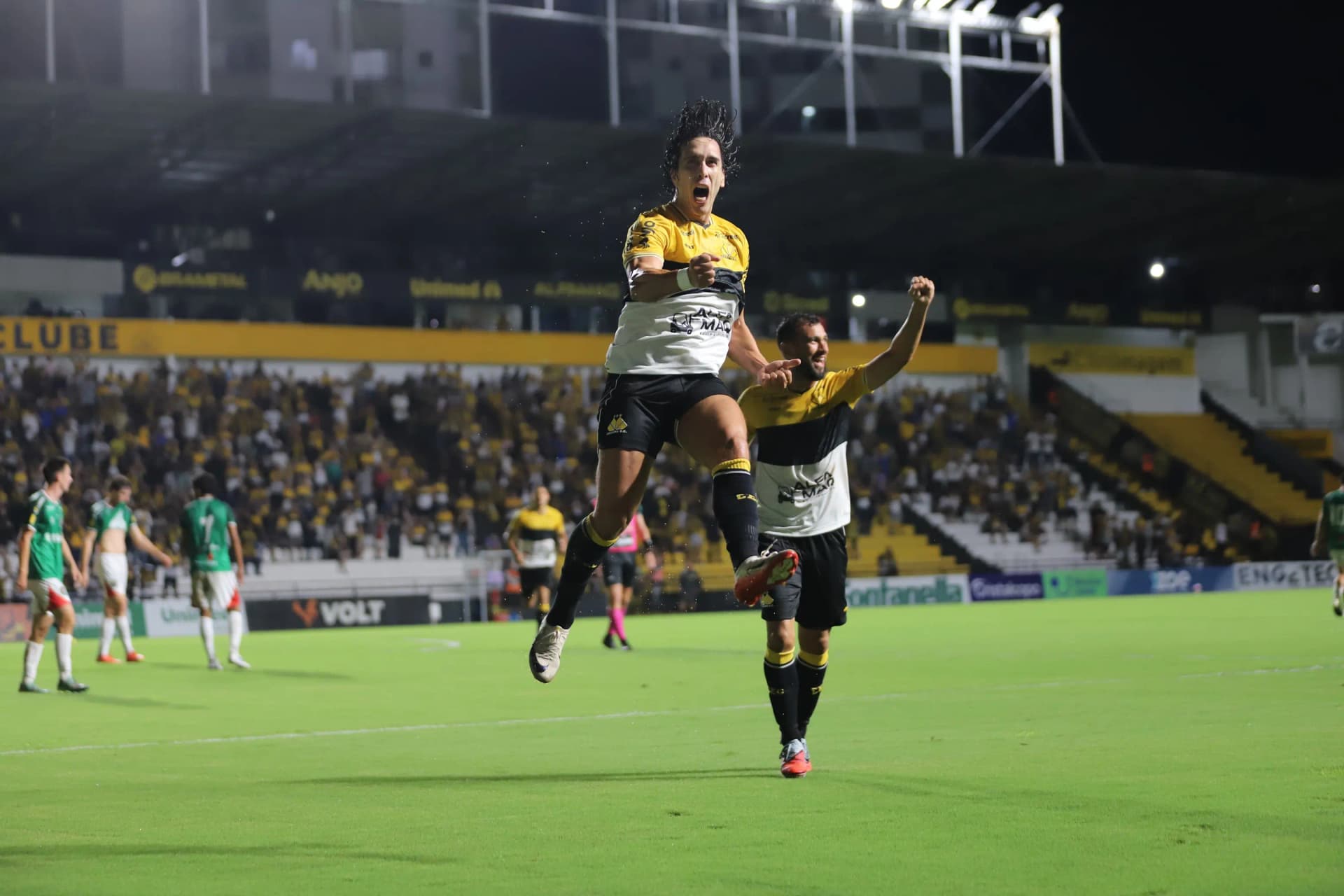 Criciúma vence Concórdia 3 a 1 e sobe para vice-líder