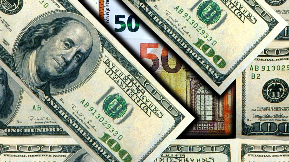 Dollar Dips to One-Week Low as U.S. Shutdown Risk Fuels Market Jitters