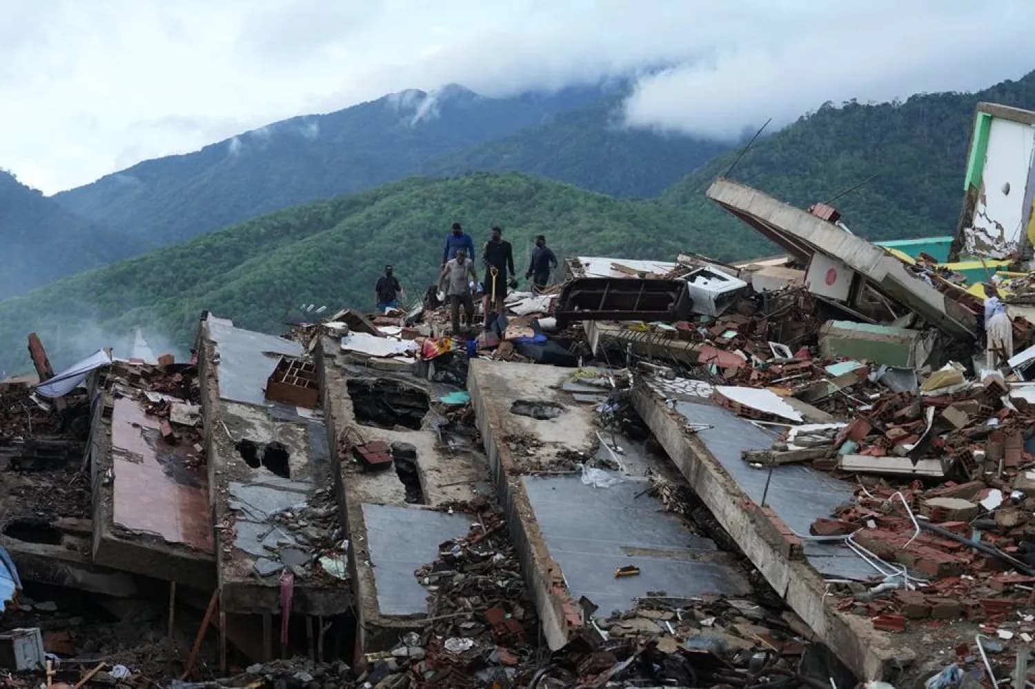 Displaced Venezuelans sleep in tents after deadly twin earthquakes