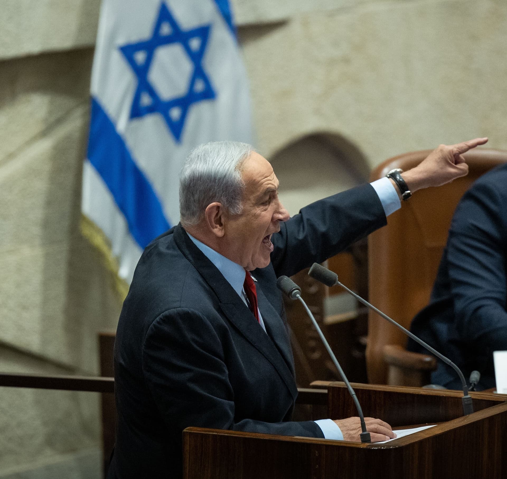 Knesset approves first reading of 2026 budget, averting snap election risk