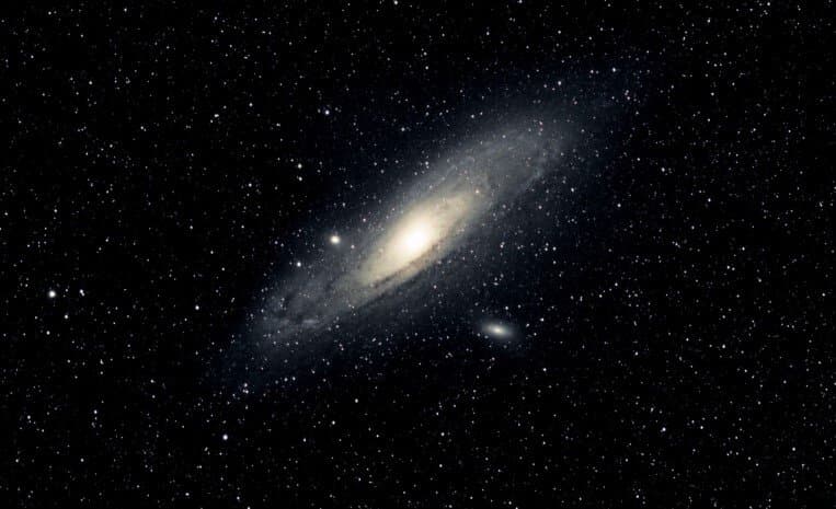 Astrophotographers weigh sharp, portable 135 mm lenses for travel rigs