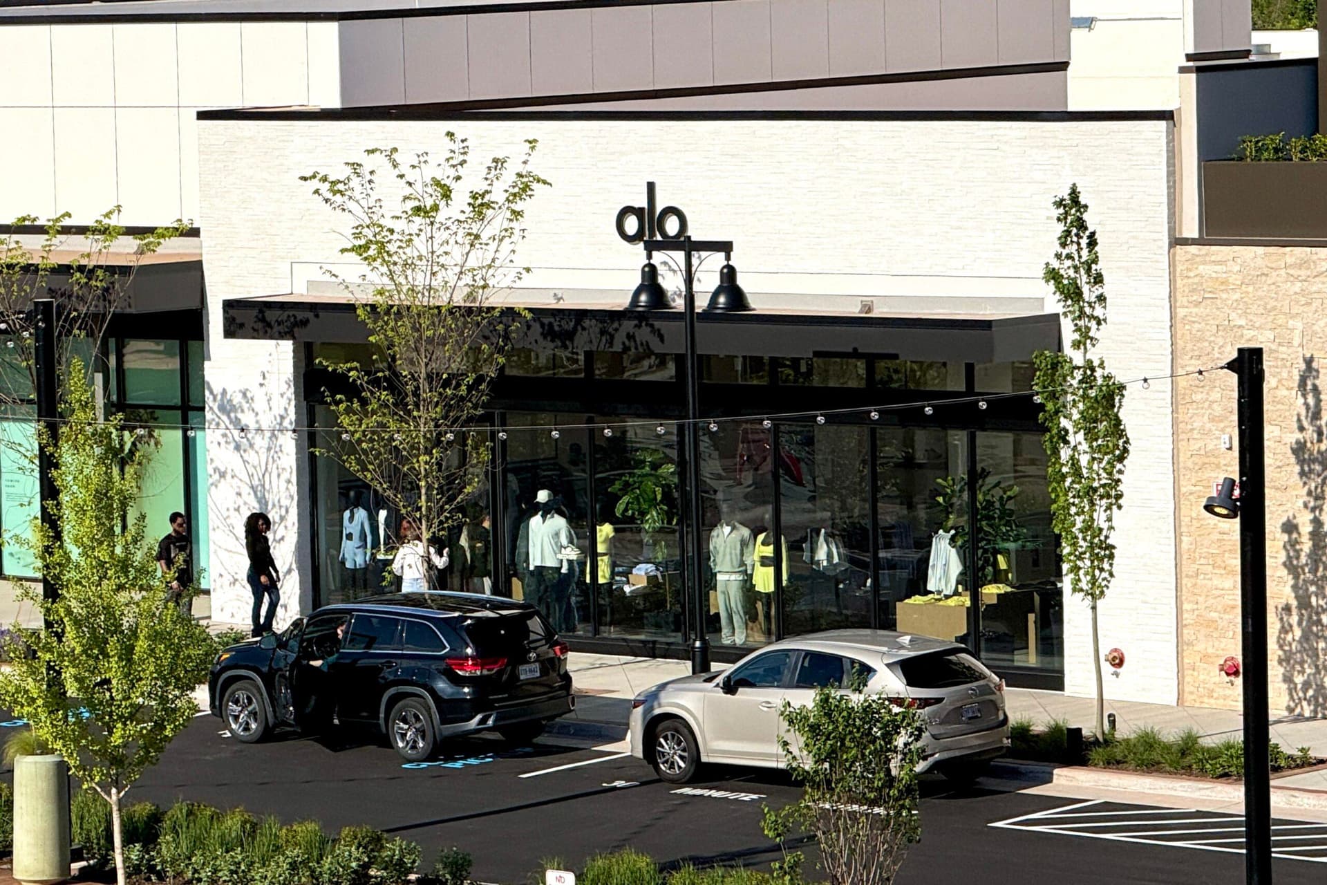 Alo Opens First Loudoun County Store at One Loudoun