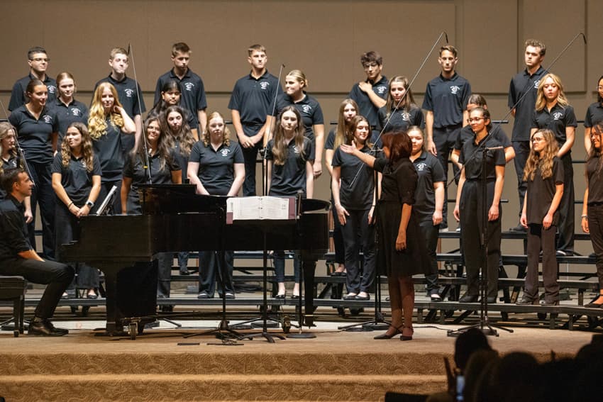 Oak Harbor Choir doubles concerts, raises funds for school microphones