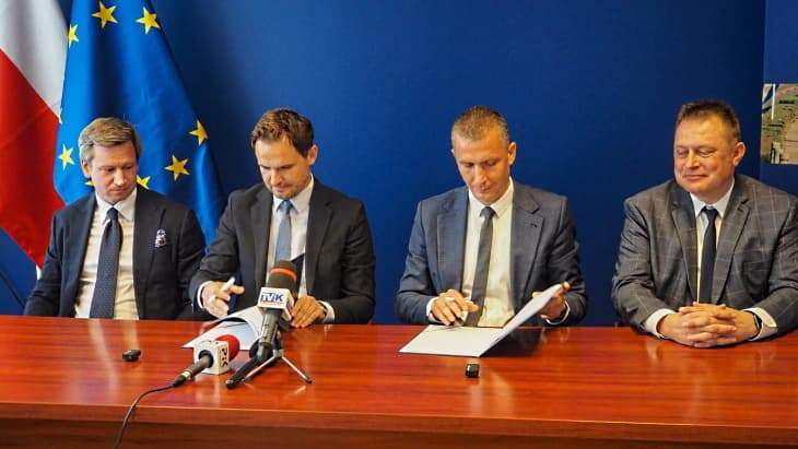 Orlen and Włocławek sign pact for six BWRX-300 SMRs