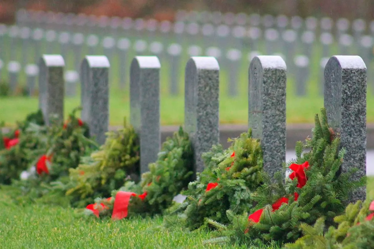 Dade City Honors Veterans, Volunteers Place Wreaths at Cemetery