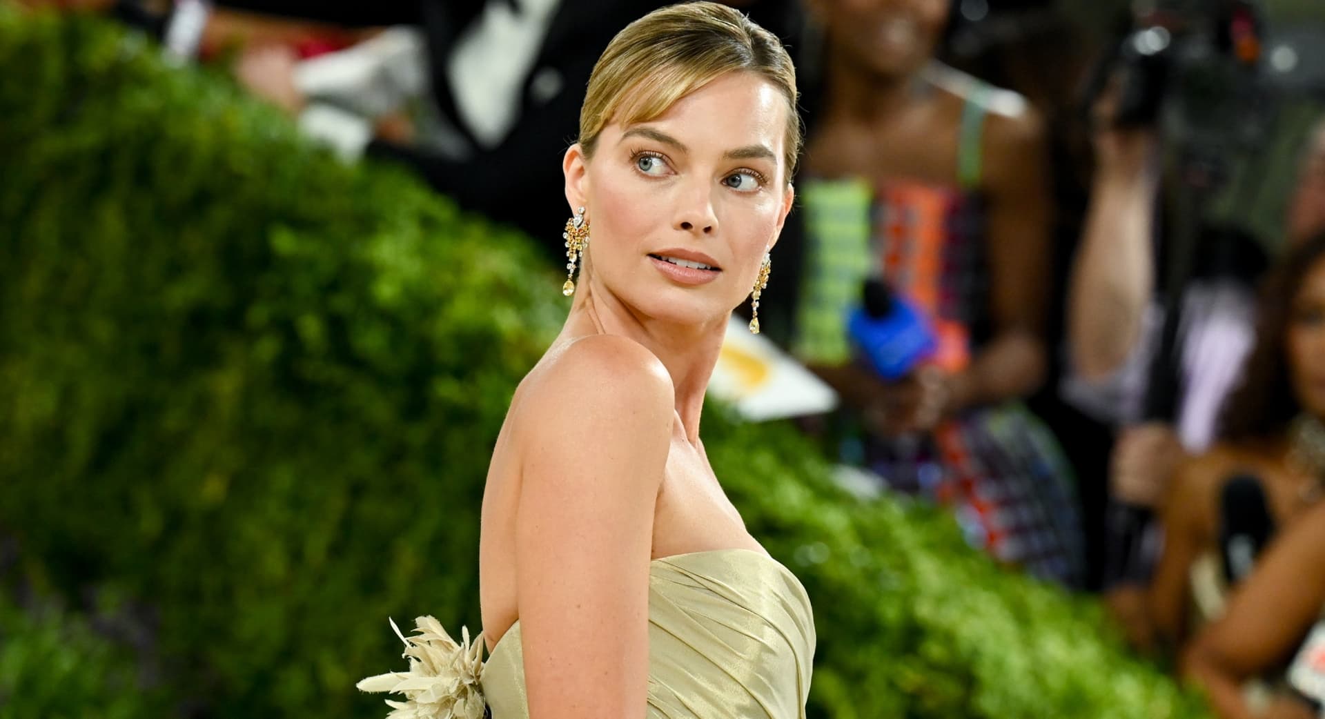 Margot Robbie’s Chanel Met Gala look glows in 18-karat gold