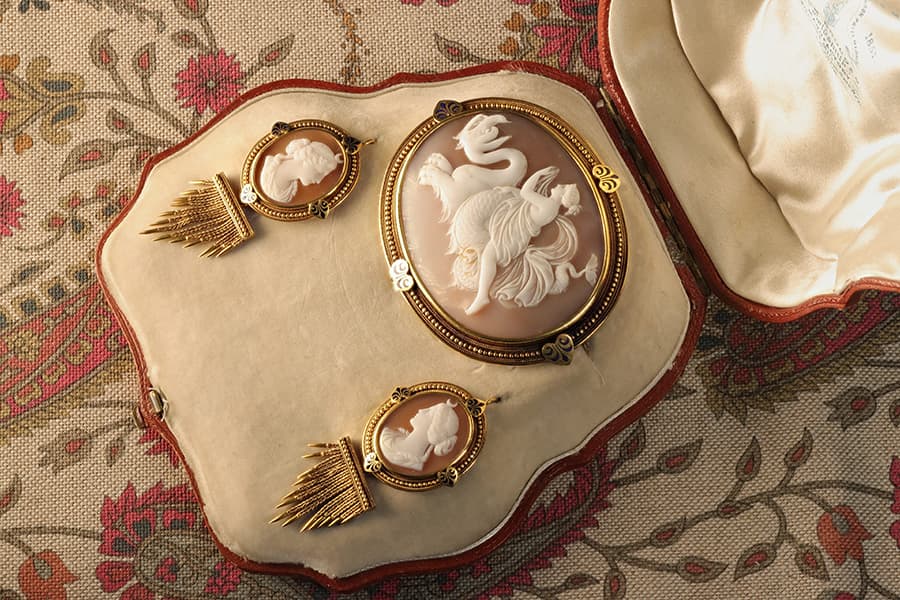 Brooches regain prestige as collectors prize history and provenance