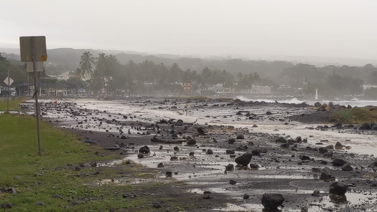 High surf closes Hilo beach parks, Bayfront Highway amid debris on road