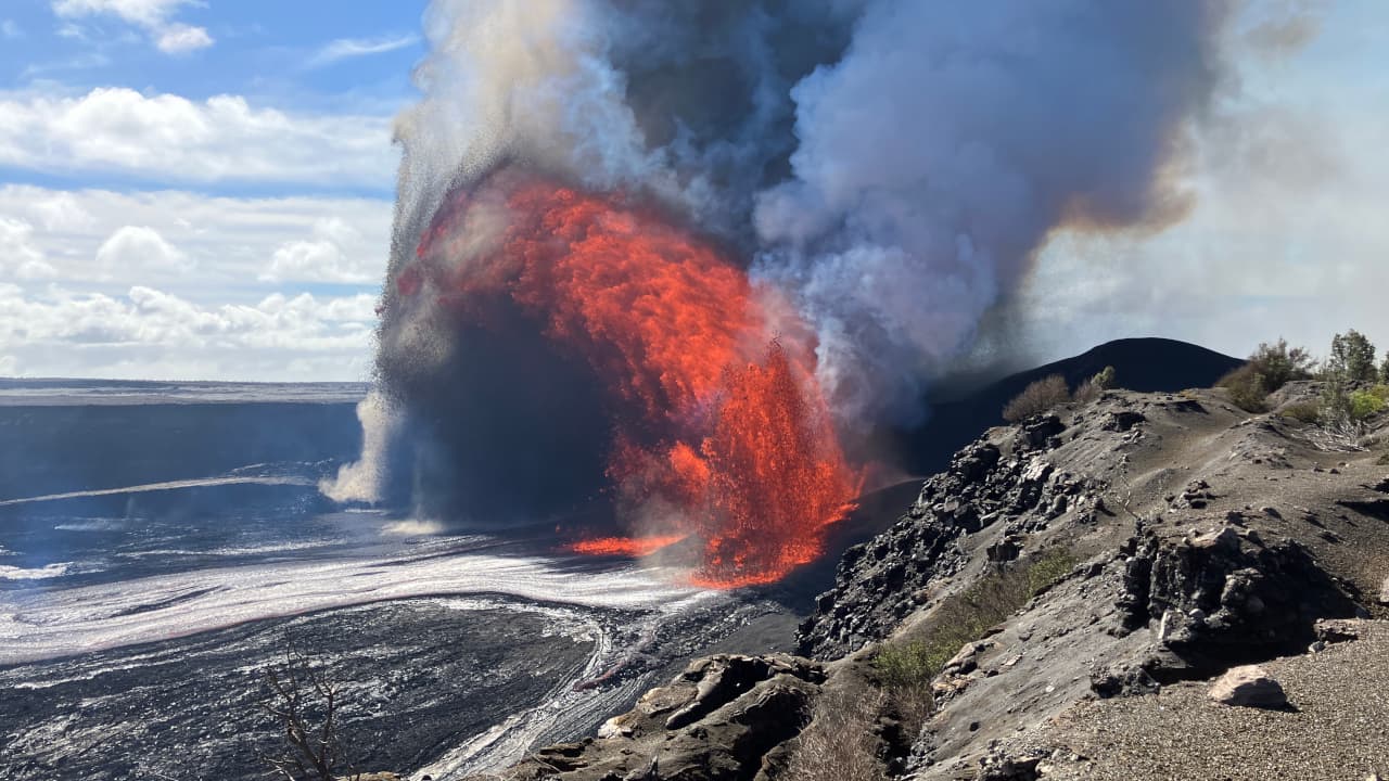 Scientists Reveal How They Take Kīlauea's Temperature as Magma Heats Up