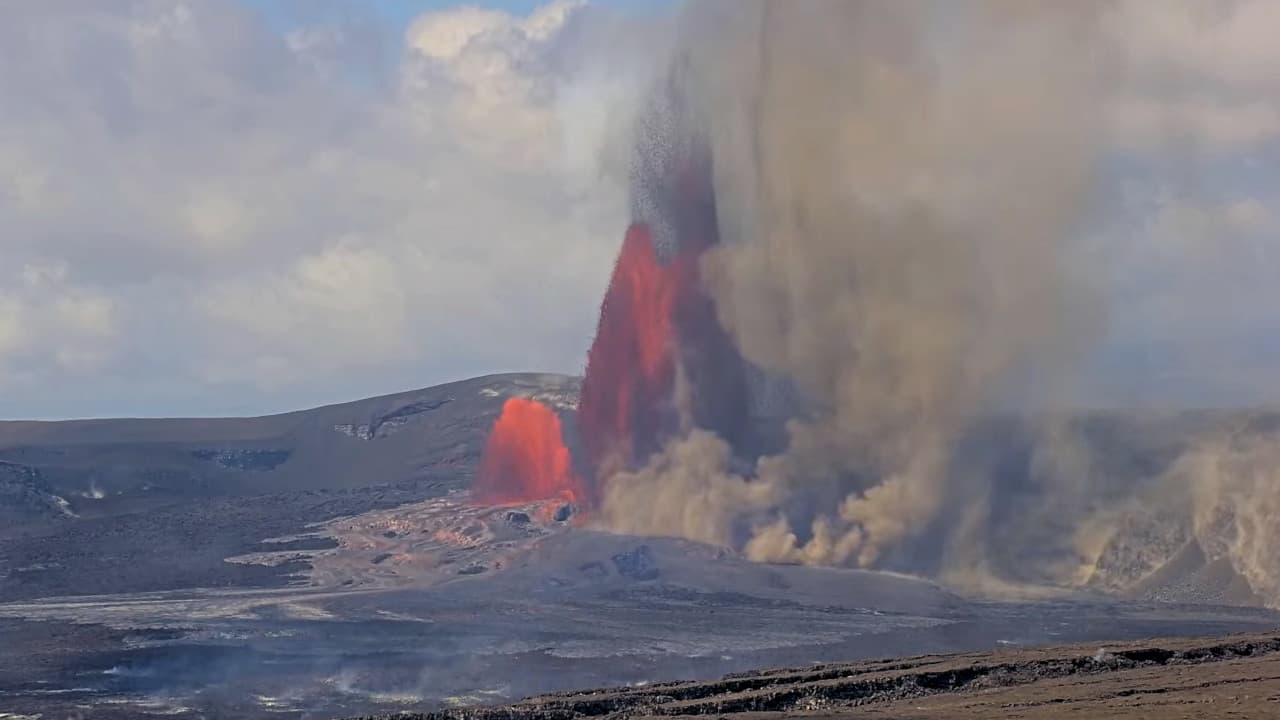 Kīlauea Episode 43 Erupts, Lava Fountains Close Park and Highway 11