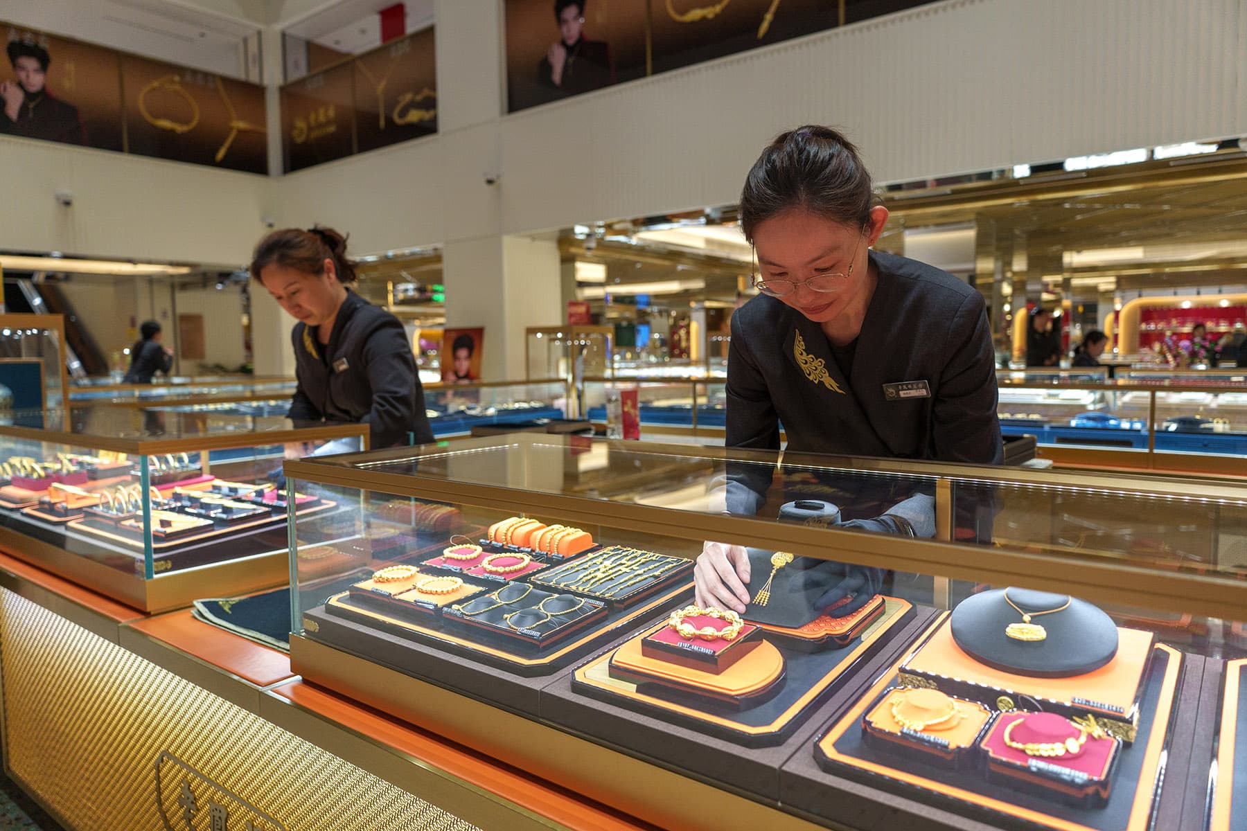 Shanghai draws overseas tourists to handcrafted Chinese gold jewelry