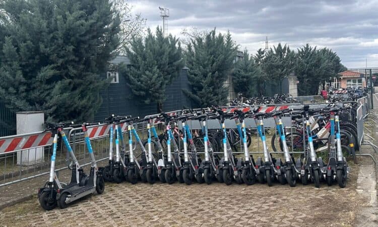 Florence Crews Remove 80 Rental E-Scooters Under New City Ban