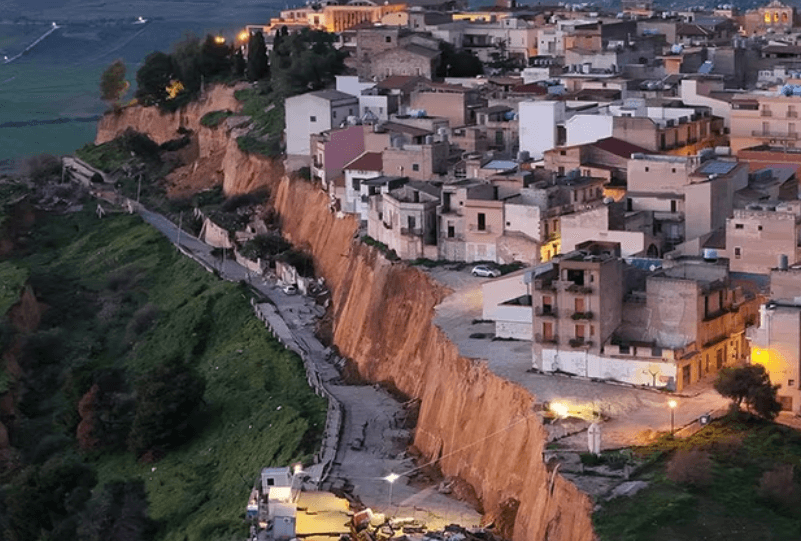 Four-kilometer landslide in Sicily forces about 1,500 to evacuate