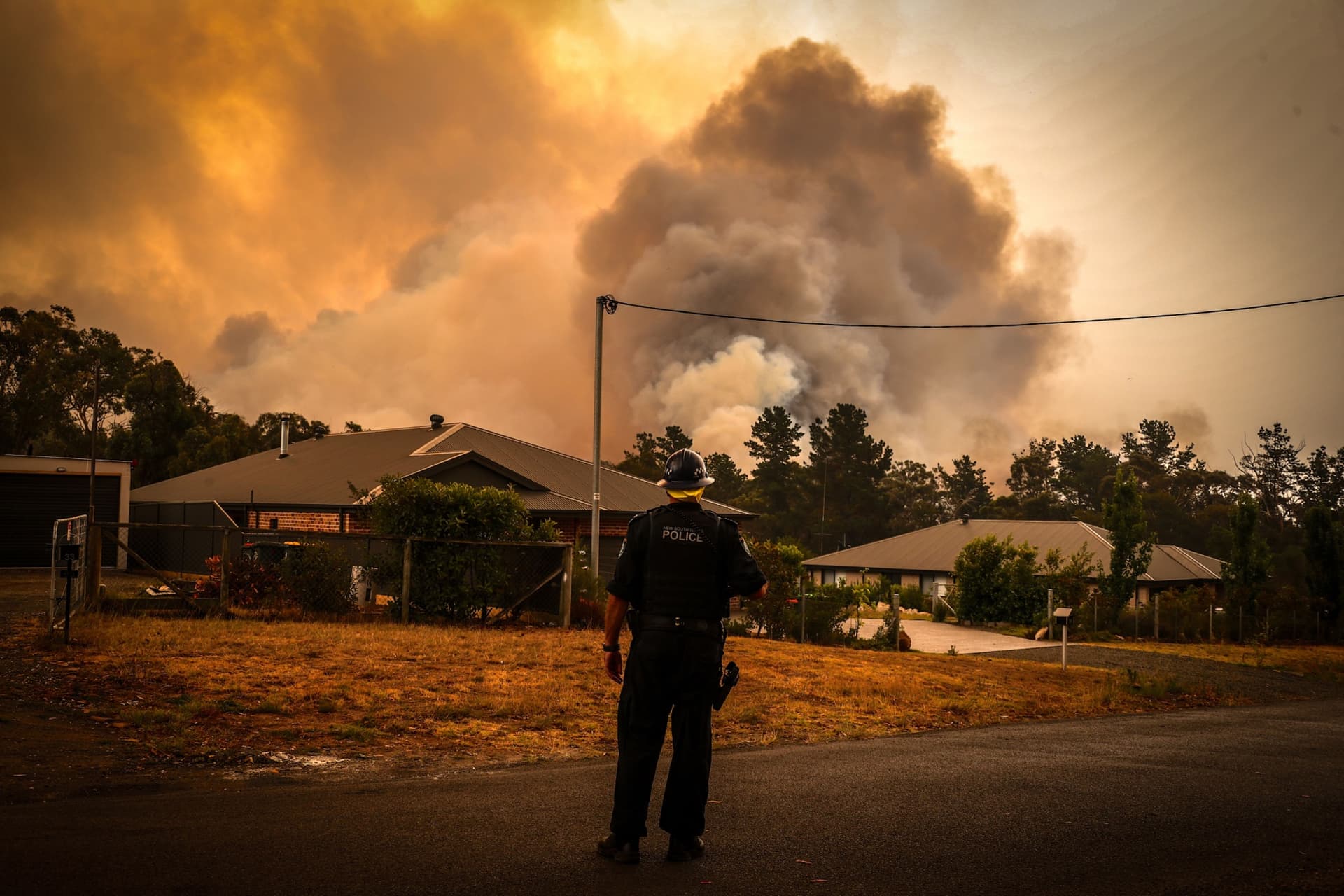 Firefighter Killed, Homes Lost as Bushfires Rage North of Sydney