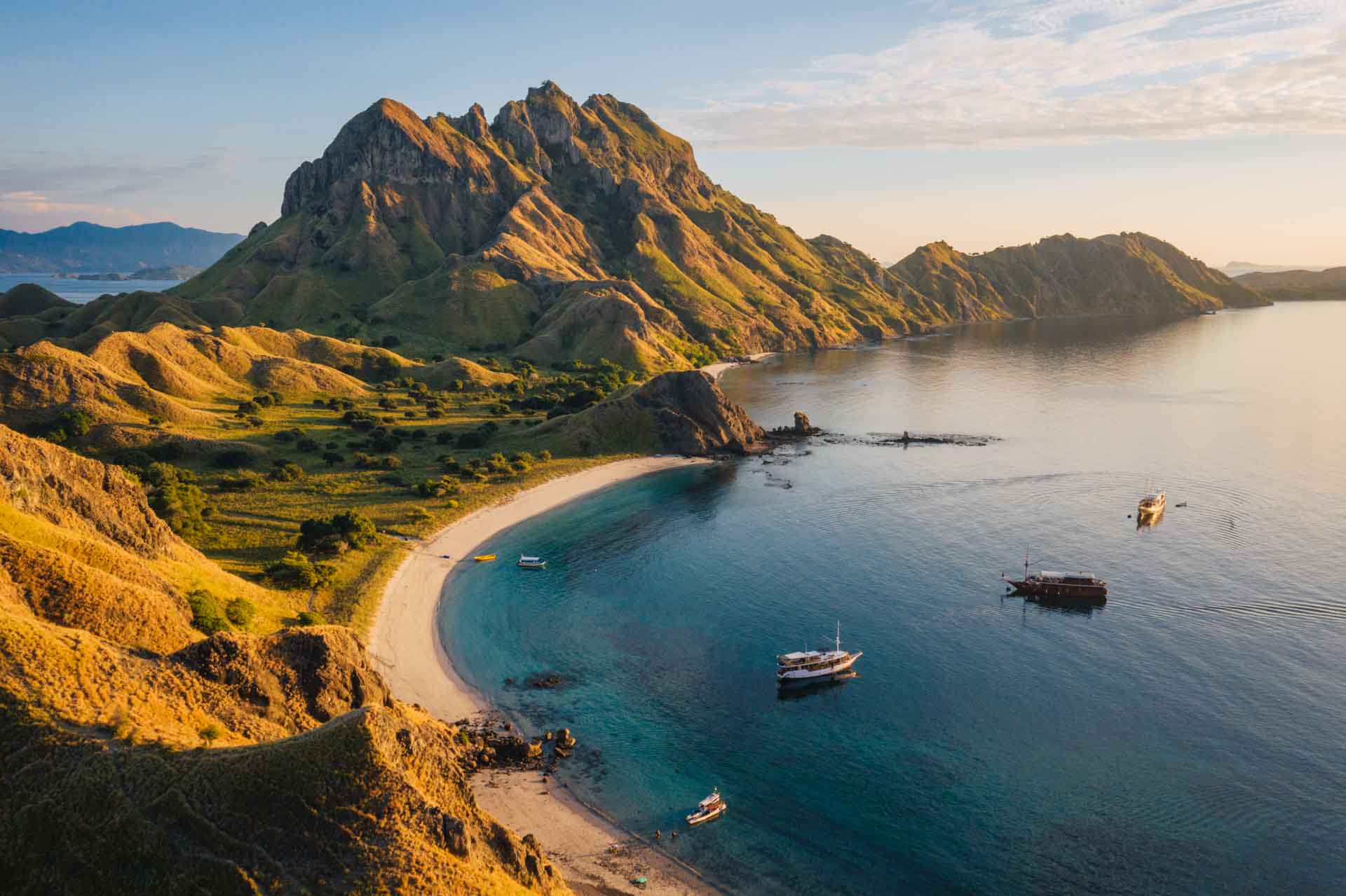 Search Intensifies after Tour Boat Sinks near Padar Island