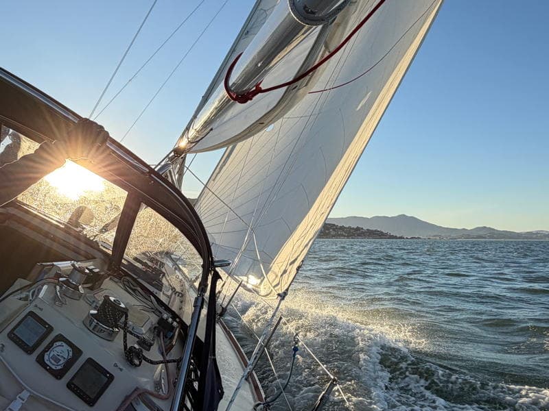 Screen-Free Sailing Fades as Electronics Reshape Modern Seamanship