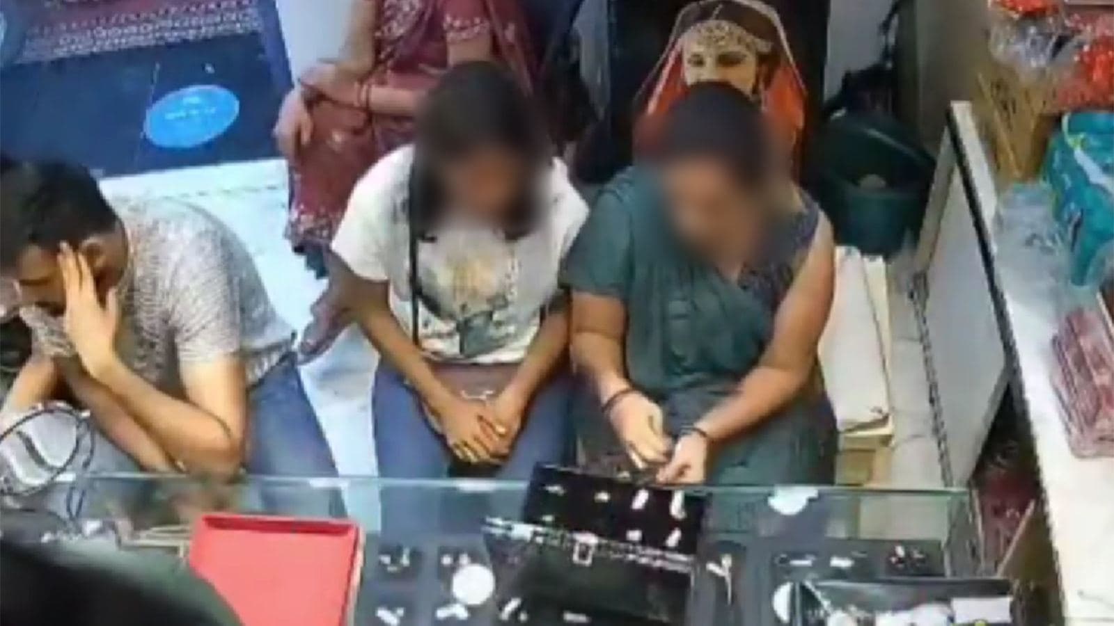 Hyderabad Man Arrested for Swapping Real Gold Rings With Fake Imitations at Jewelry Stores
